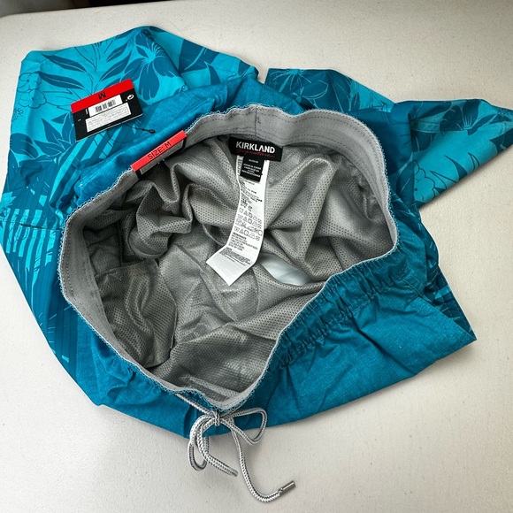 Kirkland Signature Men’s Swim Board Surfing Shorts Medium NWT - Picture 4 of 9